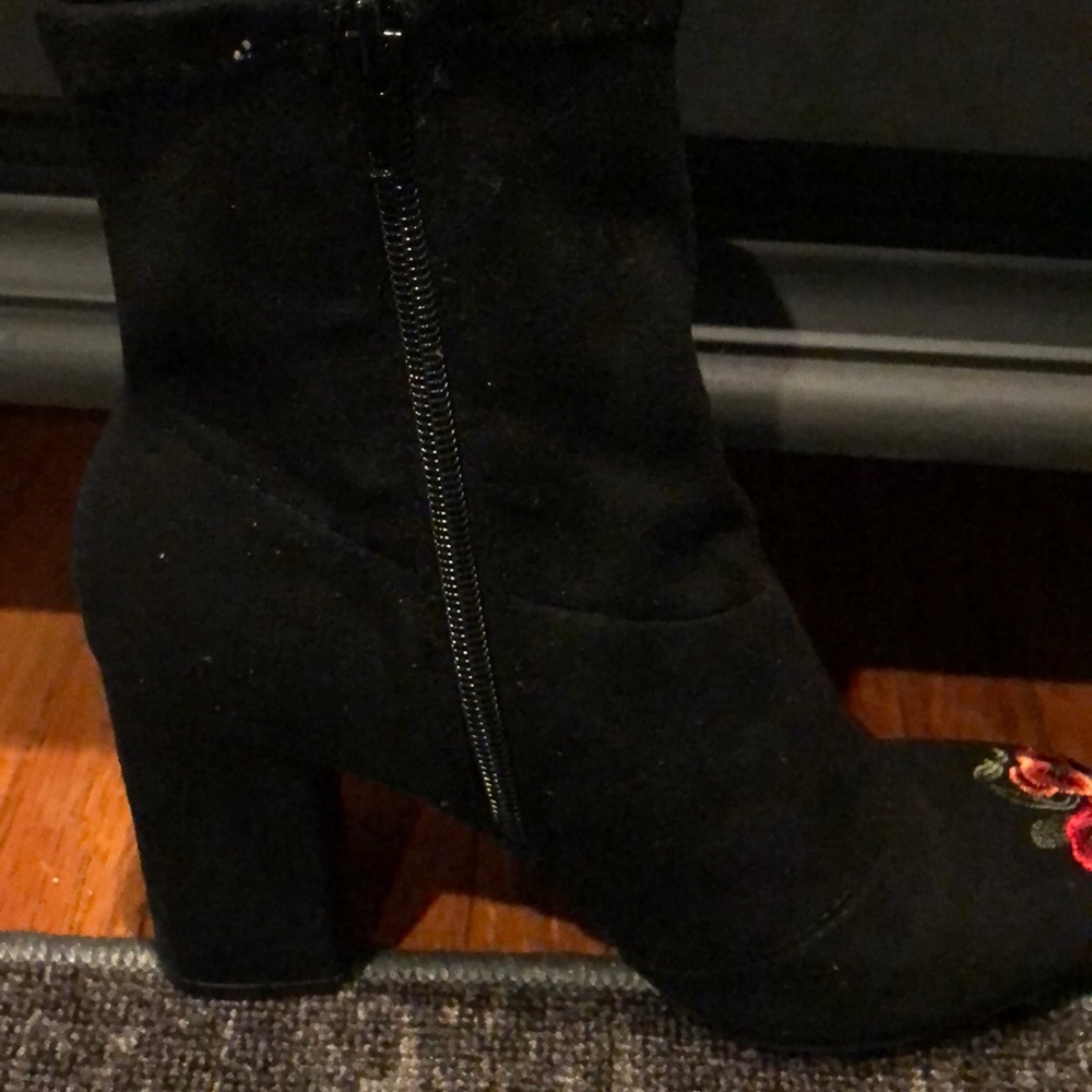 Suede embroidered ankle boots - Picture 3 of 6
